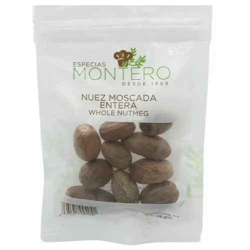 Es originaria de la Isla de las Especias o Islas Malucas. En la cocina, se utiliza en sopas, salsas, pasta, buñuelos, flanes, bizcochos, galletas y natillas. También se usa en verduras, purés y soufflés. Tiene usos farmacéuticos y medicinales. El aceite esencial se obtiene a través de la destilación. Es beneficiosa para los problemas digestivos, el reumatismo, para los nerviosos y para dolores de muelas.