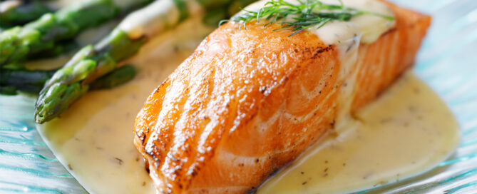 Salmón con salsa de eneldo