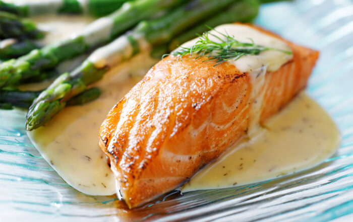 Salmón con salsa de eneldo