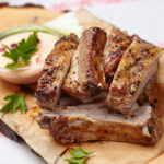 Sabrosas costillas de cerdo con especias y azúcar morena