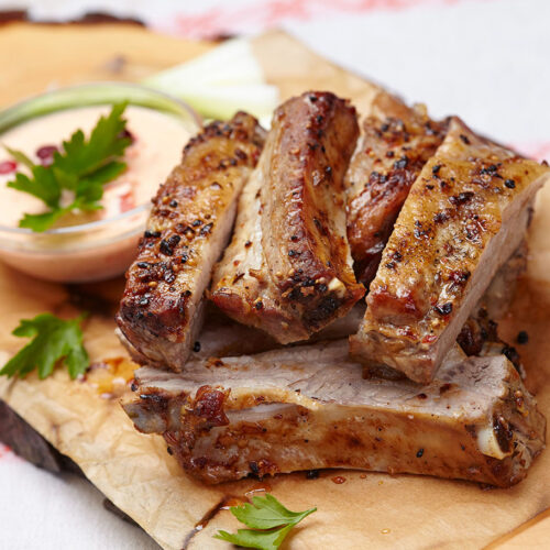 Sabrosas costillas de cerdo con especias y azúcar morena