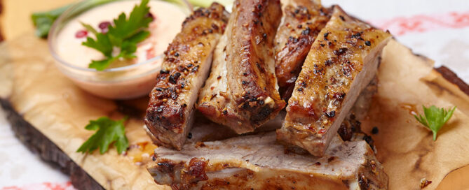 Sabrosas costillas de cerdo con especias y azúcar morena