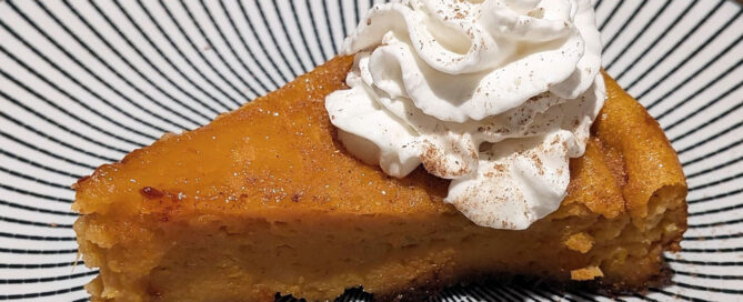 Una rebanada de budín de calabaza exquisitamente elaborado con Pumpkin Pie Spice Montero y Extracto de Vainilla Montero.