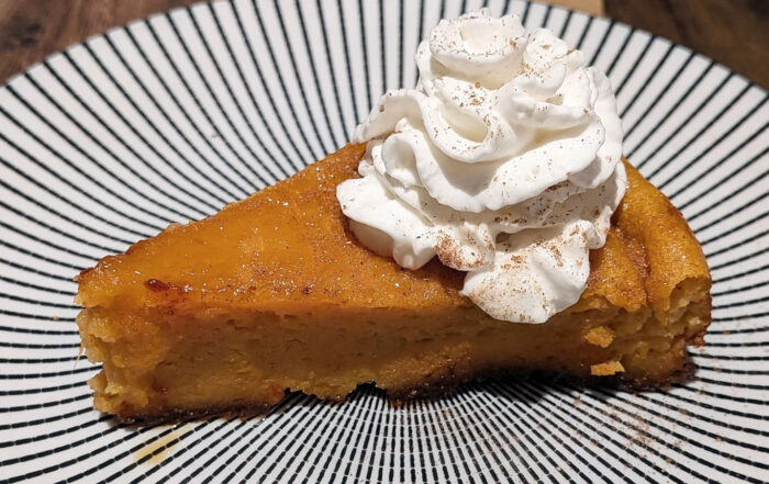 Una rebanada de budín de calabaza exquisitamente elaborado con Pumpkin Pie Spice Montero y Extracto de Vainilla Montero.