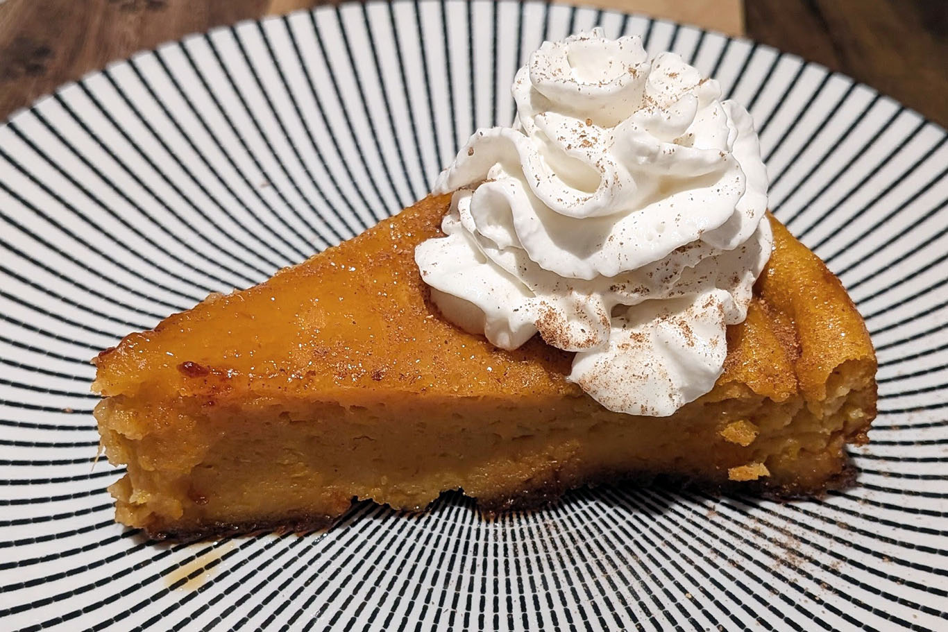 Una rebanada de budín de calabaza exquisitamente elaborado con Pumpkin Pie Spice Montero y Extracto de Vainilla Montero.