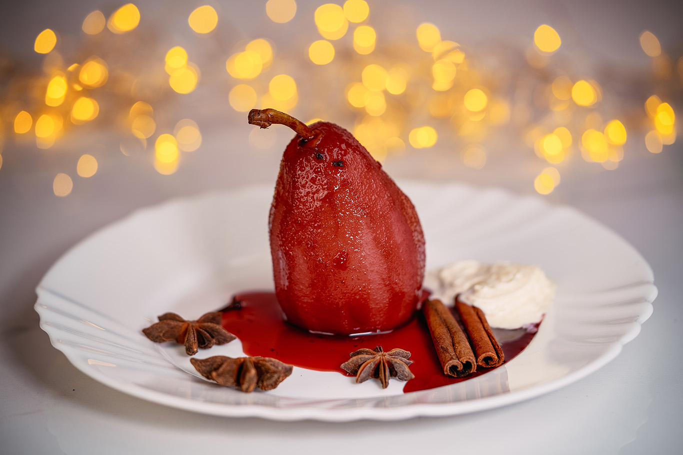 Receta de peras al vino especiado con anís estrella (4 porciones). El anís estrella aporta un aroma a regaliz profundo y elegante que complementa el vino tinto en las peras al vino. Añade 2–3 estrellas al líquido mientras cueces las peras y retiralas al servir para un sabor perfumado pero equilibrado. Perfecto en postres navideños. 🌟🍷🍐