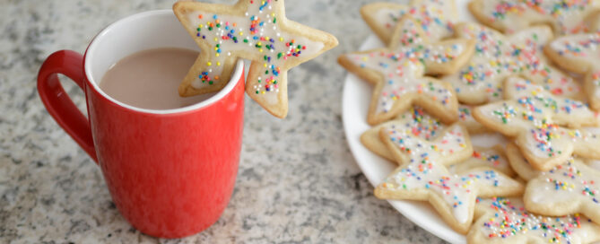 Receta de polvorones con grageas por Camille Conde Montero. Polvorones en forma de estrellas de Navidad con un corte para poner en la taza roja de café caliente