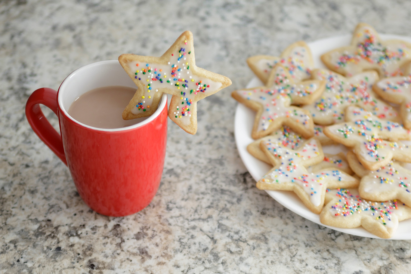 Receta de polvorones con grageas por Camille Conde Montero. Polvorones en forma de estrellas de Navidad con un corte para poner en la taza roja de café caliente