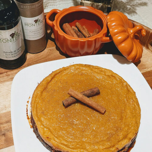 Budín de calabaza exquisitamente elaborado con Pumpkin Pie Spice Montero y Extracto de Vainilla Montero.
