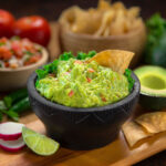 Guacamole cremosito con comino, ajo en polvo y pimienta Montero, fresco, lleno de sabor y perfecto para dippear sin culpa.