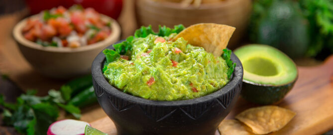 Guacamole cremosito con comino, ajo en polvo y pimienta Montero, fresco, lleno de sabor y perfecto para dippear sin culpa.