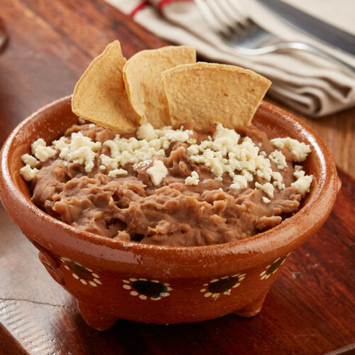 Refrito de habichuelas con sofrito seco, orégano y comino Montero, suave, calientito y genial para acompañar cada chip.