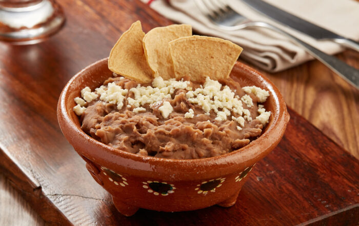 Refrito de habichuelas con sofrito seco, orégano y comino Montero, suave, calientito y genial para acompañar cada chip.
