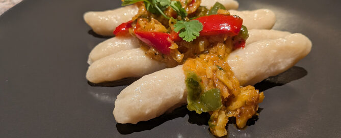 Este bacalao guisado es perfecto para servir con guanimos, ya que su salsa rica y aromática complementa la textura suave y neutra de estos. El resultado es un plato tradicional, profundo en sabor y con un perfil caribeño auténtico.