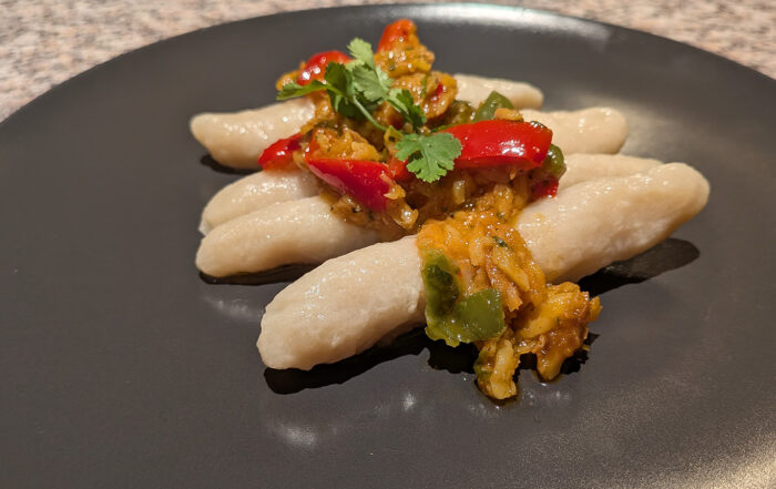 Este bacalao guisado es perfecto para servir con guanimos, ya que su salsa rica y aromática complementa la textura suave y neutra de estos. El resultado es un plato tradicional, profundo en sabor y con un perfil caribeño auténtico.