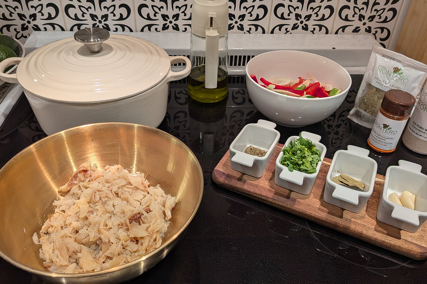 Este bacalao guisado es perfecto para servir con guanimos, ya que su salsa rica y aromática complementa la textura suave y neutra de estos. El resultado es un plato tradicional, profundo en sabor y con un perfil caribeño auténtico.