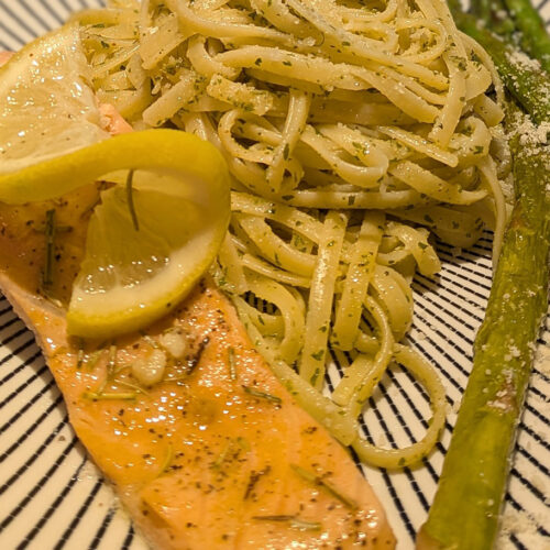 Salmón con vino blanco